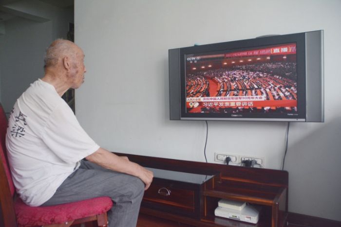 　　▶ 抗战老兵杨华庭正在收听收看庆祝中国人民解放军建军90周年大会。
