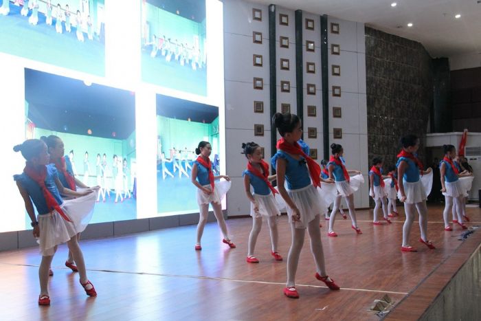 　　日前，区舞蹈家协会首届艺术考级展演在潼南一中举行，来自区青少年活动中心、伊曼艺术中心的数百名学员，先后同台演出中国舞、拉丁舞、跆拳道、少儿模特等。 记者徐旭摄
