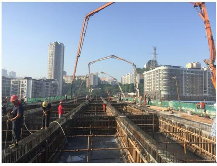 涪江大桥改造工程施工现场。
