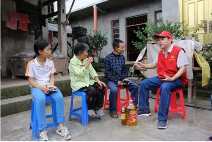 志愿者在小婷婷家慰问。
