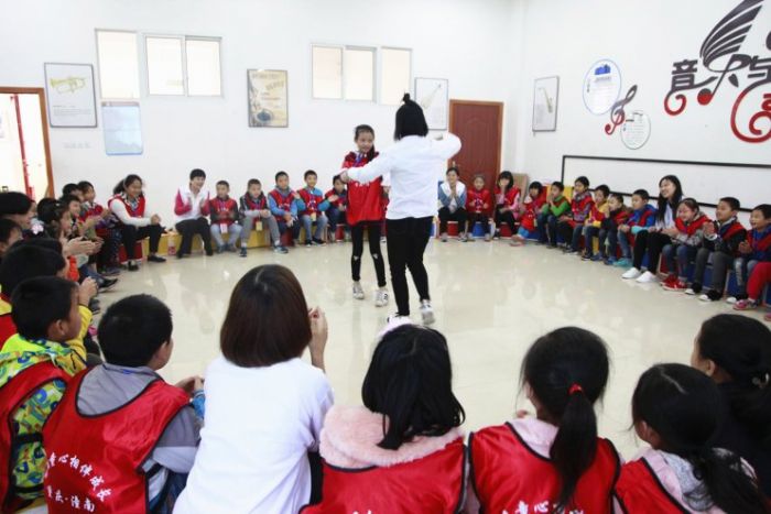 孩子与老师一起跳舞。
