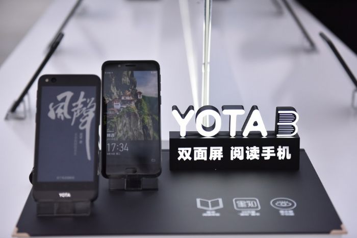 YOTA3双面屏阅读手机。
