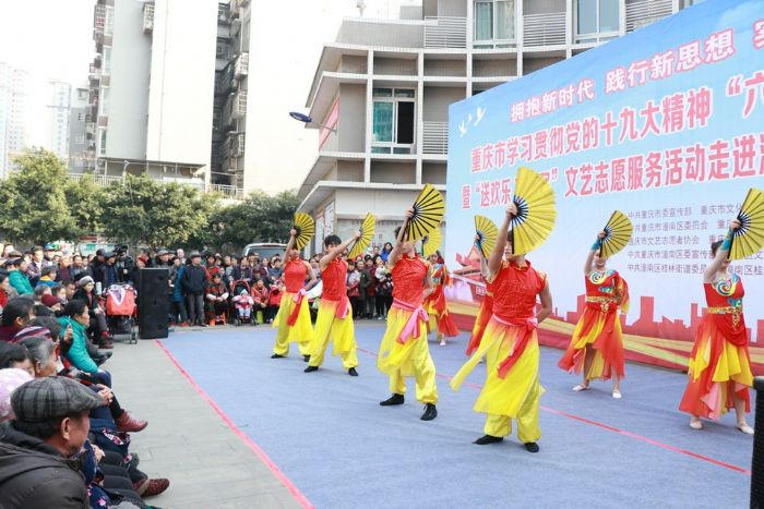 东风社区居民欣赏舞蹈表演。
