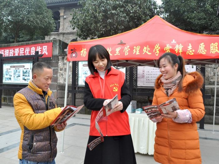 　　元旦期间，区故管处在各旅游景点广泛开展志愿服务活动，为游客提供全方位服务。图为志愿者向游客介绍闇公旧居景点。 记者李云喜摄
