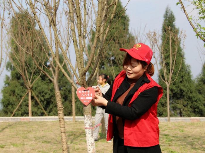 周丽均参加义务植树活动。
