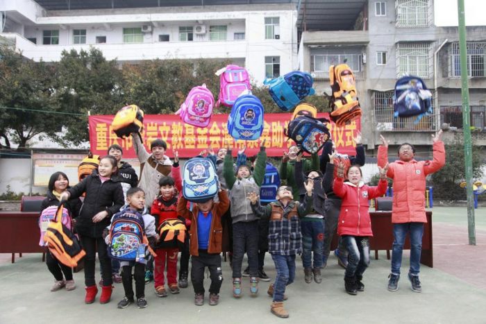 　　近日，重庆市华岩文教基金会走进崇龛镇明月社区，为20位贫困儿童发放助学金，并送去了书包、书本、羽绒服、围巾、运动鞋等学习用品和生活用品。瞧孩子们领到新年“大礼包”多开心。
　　记者杨潇摄
