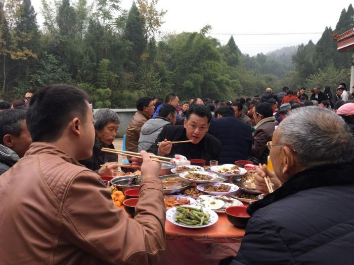 一条龙用餐场景。
