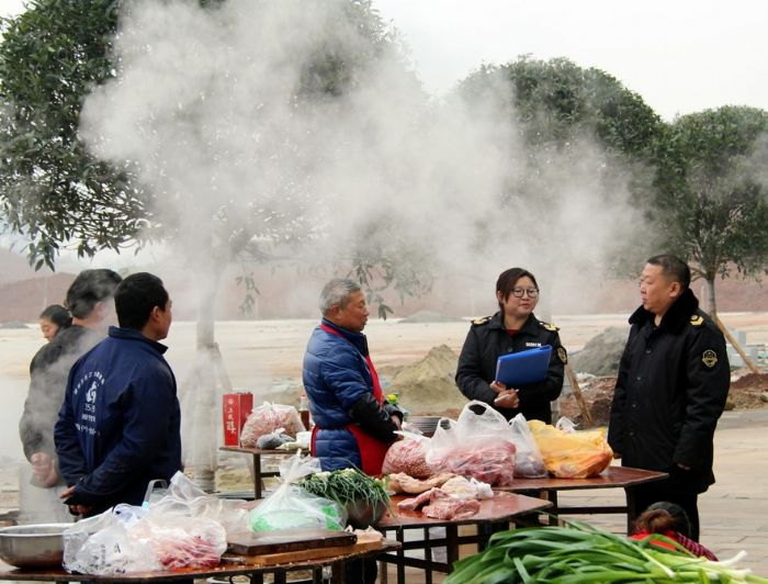 执法人员正在询问食材来源。
