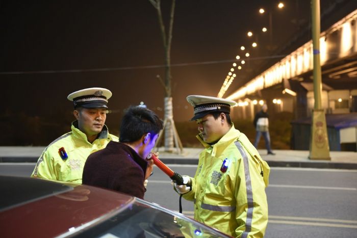 交巡警在金滨路执法。
