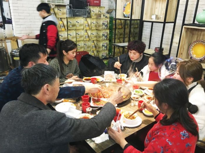 市民吃火锅欢度春节。
