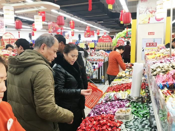 春节期间，商场超市人气颇旺。

