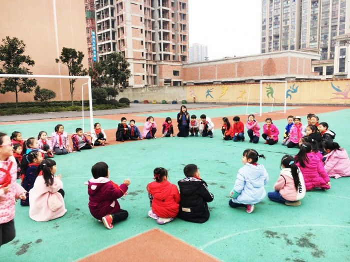 朝阳小学在操场上开展户外活动，培养学生拼搏意识。
