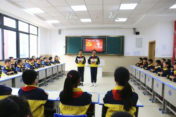 涪江小学开展“学习雷锋从我做起”主题班会。
