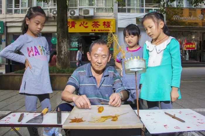 正在作画的张师傅。
