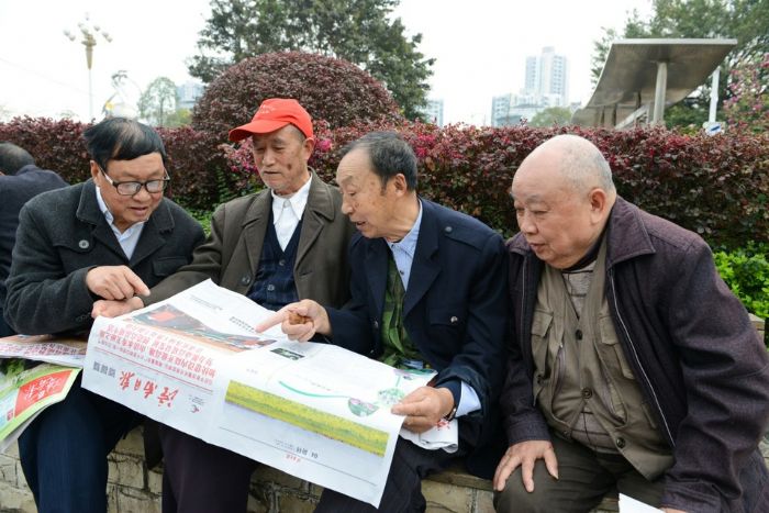 　　近日，在潼南区奋进广场休息的退休干部学习习近平总书记参加重庆代表团审议时的重要讲话精神。 全媒体记者田茂培摄
