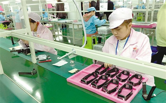 　　位于潼南高新区的重庆万沙科技集团有限公司是重庆市重点扶持的大型电子工业龙头企业之一。图为该公司的智能终端产品生产线。 经济日报记者冉瑞成摄
