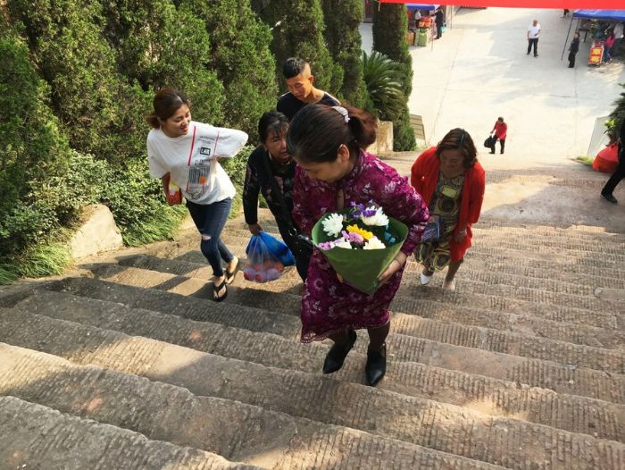 市民带着鲜花去祭祀。
