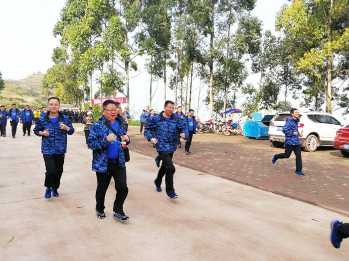 登山活动现场。
