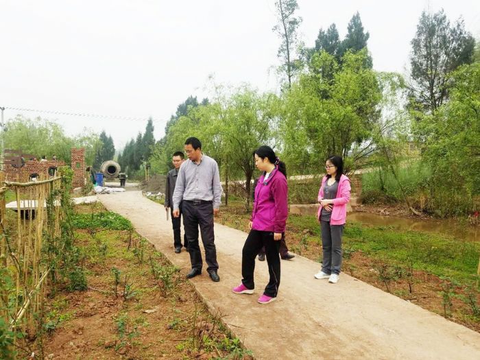 唐凡云在雅香美源指导玫瑰园景区建设发展。
