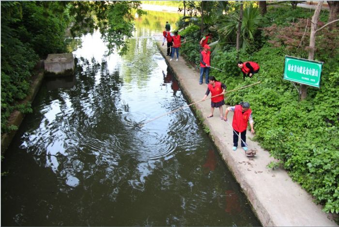 清理水域垃圾及岸边零散垃圾。
