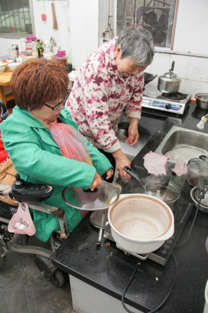 　　妈妈，我是你的眼，你是我的手。图为母女俩正在做饭。
