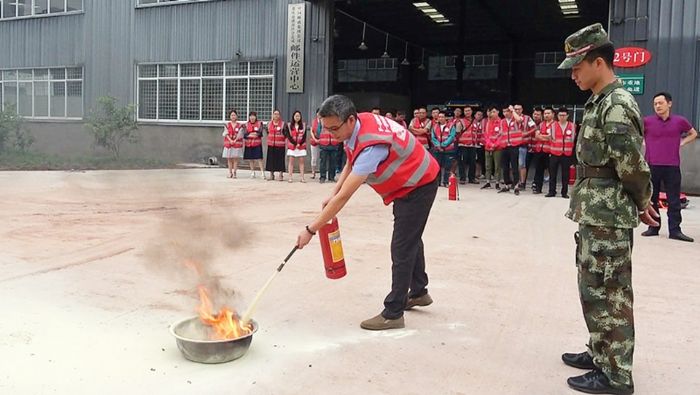 快递员学习如何正确使用消防器材。
