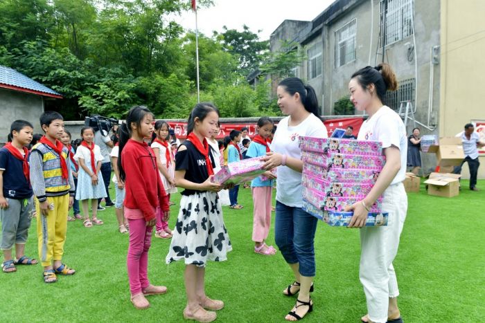 　　5月30日，区妇联组织“同心姐妹”志愿者来到古溪镇双庙村和龙滩村，为120余名山区少年儿童送去学习大礼包和节日祝福。图为志愿者们为龙滩村小学的孩子们送上节日礼物。 全媒体记者陈靖摄
