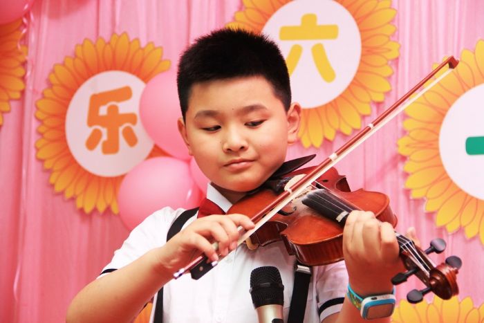 蒋同宸演奏小提琴《美丽的茉莉花》。

