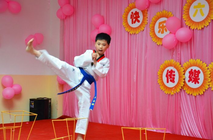 陈逸然表演《跆拳道》。
