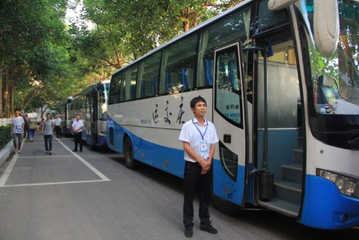 32辆送考公交车随时待命。
