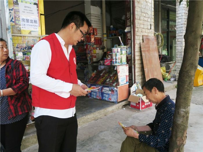 消防宣传大使为居民讲解火灾防控知识。
