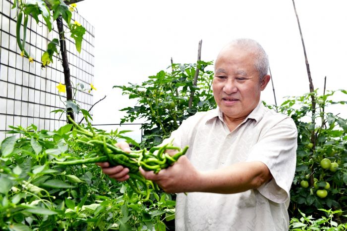 罗光友虽年逾古稀，但仍然精神矍铄、红光满面。
