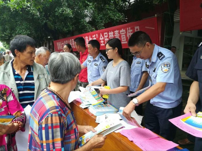 民警向市民宣传禁毒知识。
