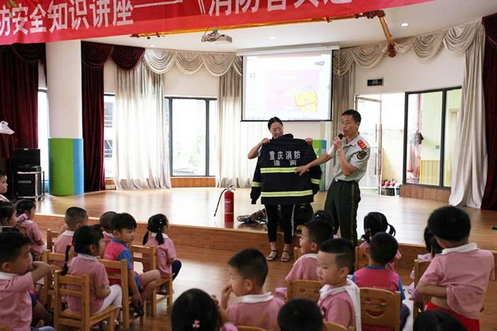 　　在北城龙珠幼儿园，区消防支队深入浅出地向孩子们讲解了防火及火灾报警、逃生等基本技能，提升幼儿园师生火灾自防自救能力。
