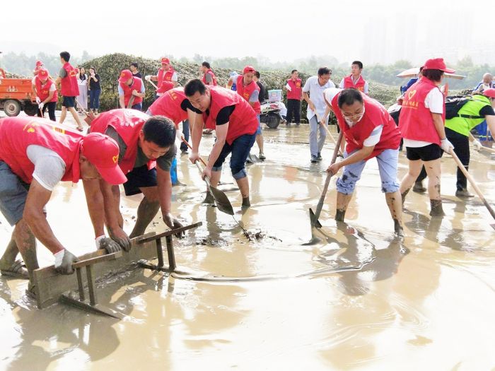 崇龛组织志愿者支援桂林双坝灾后重建。
