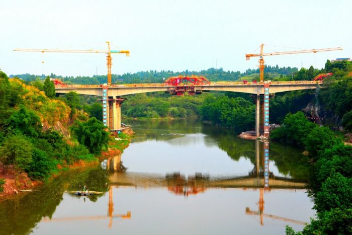 琼江河大桥。
