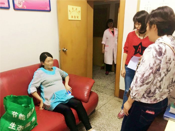 　　李燕容来到区妇幼保健院接受转诊治疗。

