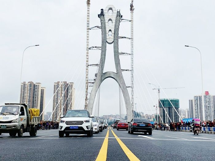 第一批社会车辆通过涪江大桥。
