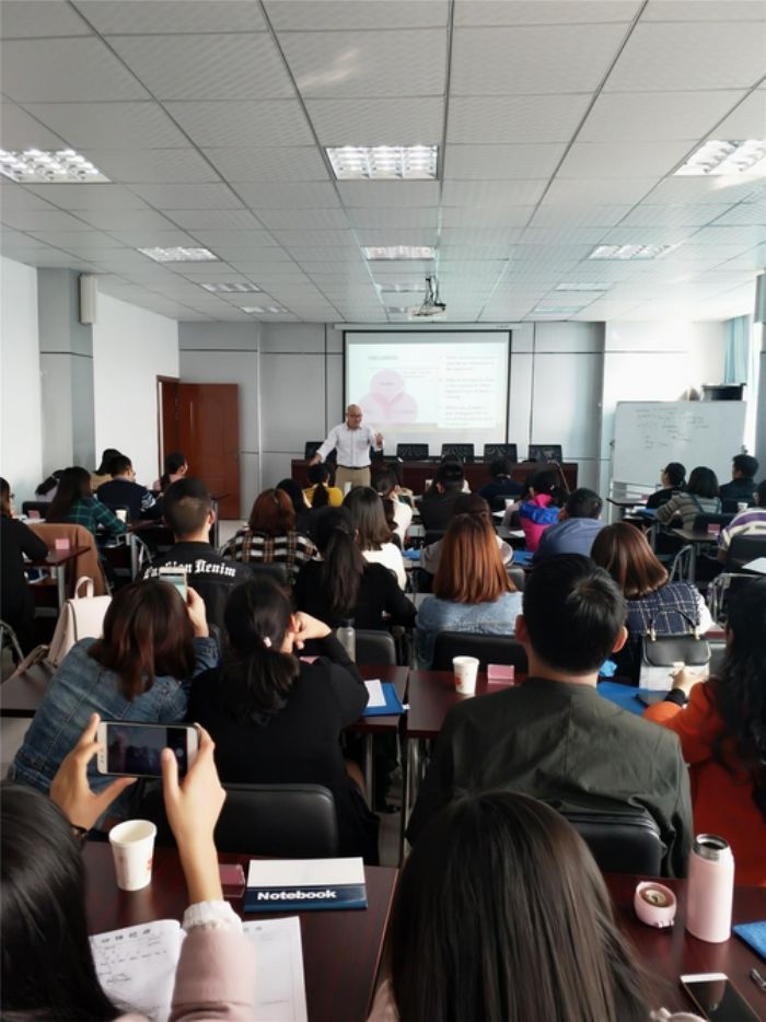 　　近日，全区中学英语教师教学能力提升培训活动在区教师进修学校举行。来自美国的导师Brian Oshiro博士，结合21世纪能力要求，运用美国STEAM和PBL教学法思维现场授课，分享自己的英语教学经验，通过现场交流学习，进一步提升区域内英语教学水平。图为培训现场。 （全媒体记者谭春兰）
