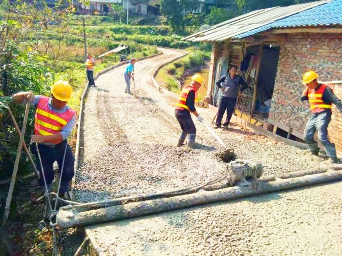 宝龙镇换沟村正在修建的农村公路。
