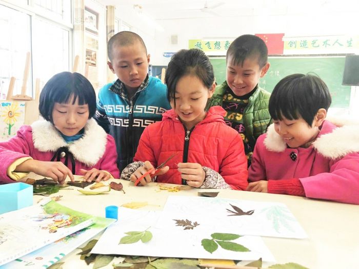 　　一片片不同的树叶在孩子们的手里做成了一幅幅精美的树叶粘贴作品，简单的落叶变成了蝴蝶飞舞、花朵绽放、青蛙歌唱、金鱼儿嬉戏、蜻蜓点水等一幅幅充满童趣的树叶粘贴作品让孩子们尽情地演绎了冬日里的童话。日前，记者来到大埝小学，教美术的赖国荣老师正在给学生们上树叶粘贴画课。据悉，该校早在去年就开展了树叶粘贴画美术教育，在丰富孩子们想象力的同时，提升了孩子们的动手能力。
