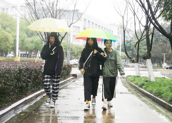 市民漫步雨中。

