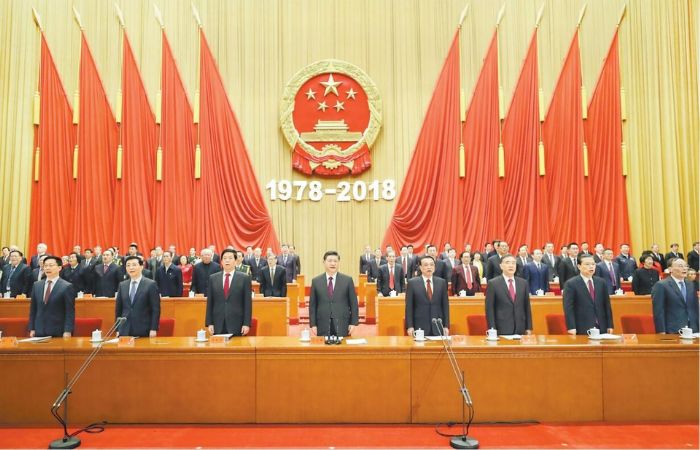 　　12月18日，庆祝改革开放40周年大会在北京人民大会堂隆重举行。习近平、李克强、栗战书、汪洋、王沪宁、赵乐际、韩正、王岐山等出席大会。 新华社记者鞠鹏摄
