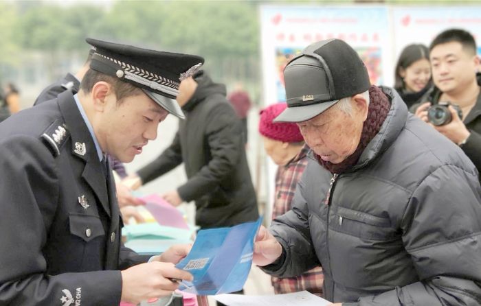 民警向市民讲解安全防范知识。
