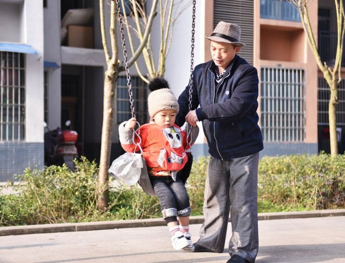 幸福爷孙俩。
