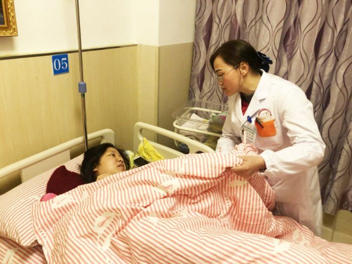 区妇幼保健院产科医师李娟细心照顾病人。
