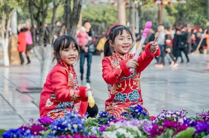 奋进广场上,小朋友在赏花迎春。
