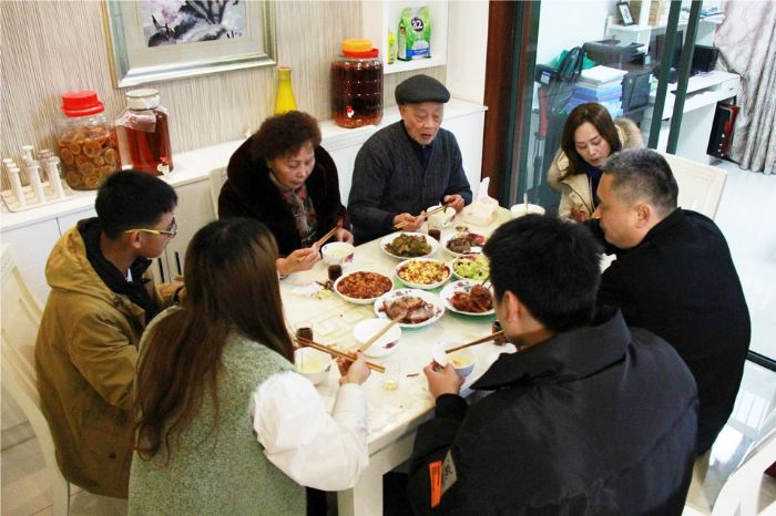 幸福一家团年饭。
