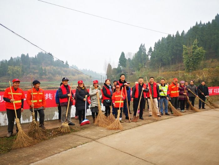 清扫公路垃圾。
