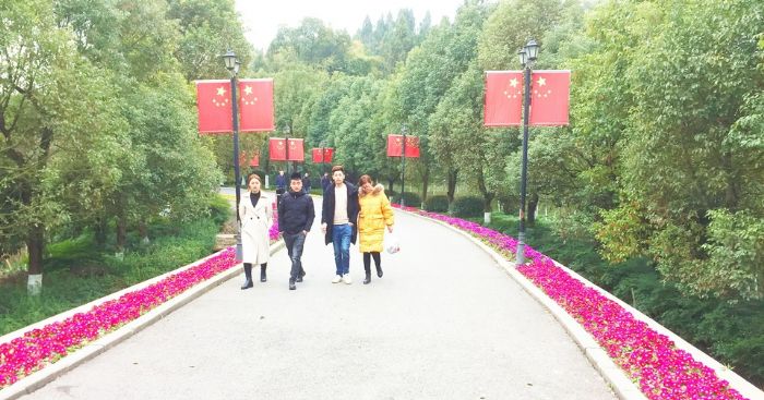 游客在双江三星堡生态公园游玩。
